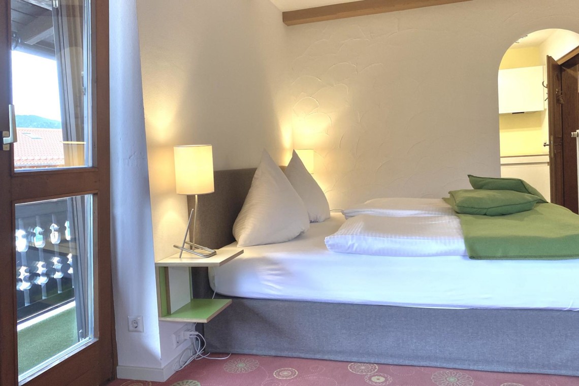 Gemütliches Schlafzimmer in Ferienwohnung "Zeit zu Zweit" in Bad Wiessee, ideal für ruhigen Urlaub. Buchbar via stayFritz. #BadWiessee #Ferienwohnung