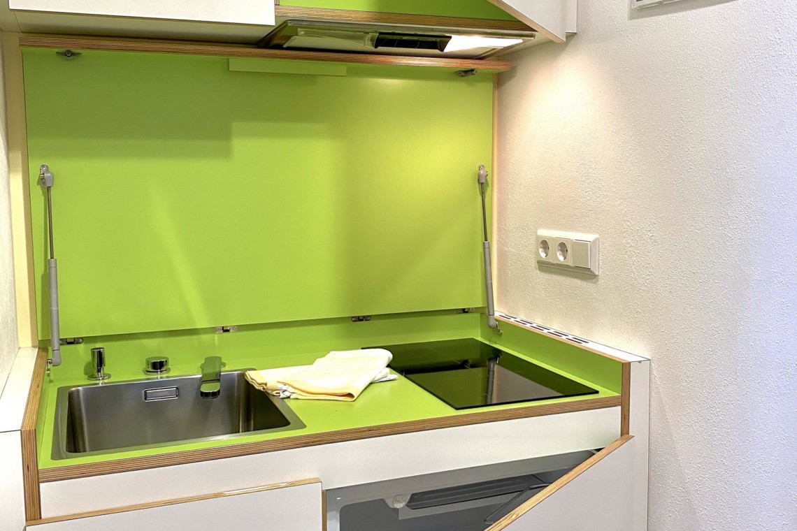 Moderne kleine Küche in Ferienwohnung "Zeit zu Zweit" in Bad Wiessee, ideal für Urlaub.