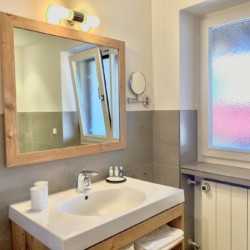 Helle, moderne Ferienwohnung Bad in Bad Wiessee am Tegernsee. Komfort & Stil für Ihren Urlaub. #stayFritz #BadWiessee #Tegernsee #Ferienwohnung
