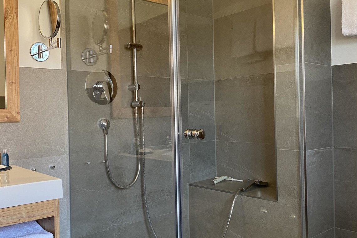 Modernes Badezimmer in Bad Wiessee Ferienwohnung mit Dusche, ideal für erholsamen Urlaub am Tegernsee.