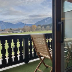 Gemütlicher Balkon mit Bergblick in Bad Wiessee Ferienwohnung. Ideal für Erholung!