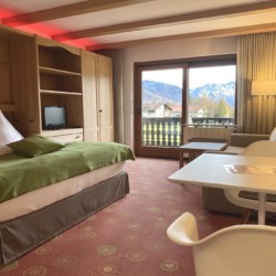 Gemütliches Zimmer mit Bergblick, stilvolle Einrichtung, ideal für den Urlaub in Bad Wiessee. #Ferienwohnung #Tegernsee #Erholung
