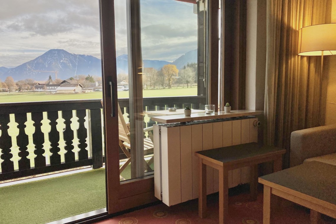 Gemütliche Ferienwohnung "Panoramablick" in Bad Wiessee mit Bergsicht, Balkon & stilvollem Interieur. Ideal für Urlaub am Tegernsee. #stayFritz