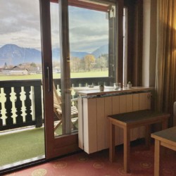 Gemütliche Ferienwohnung "Panoramablick" in Bad Wiessee mit Bergsicht, Balkon & stilvollem Interieur. Ideal für Urlaub am Tegernsee. #stayFritz