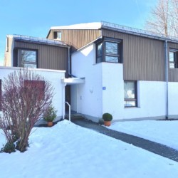 Gemütliche Studio-Ferienwohnung in Schliersee mit sonniger Terrasse und privatem Eingang, ideal für Erholung im Schnee.