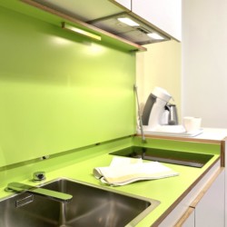 Moderne Küchenzeile in Ferienwohnung Bad Wiessee mit leuchtender Rückwand für gemütliche Selbstversorgung.