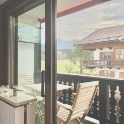 Gemütlicher Balkon einer Ferienwohnung mit Blick auf Berge in Bad Wiessee. Ideal für Erholung & Naturgenuss. #BadWiesseeFerienwohnung