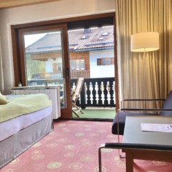 Gemütliches Zimmer mit Südbalkon und charmantem Ausblick in Bad Wiessee. Ideal für eine Auszeit in den Alpen.