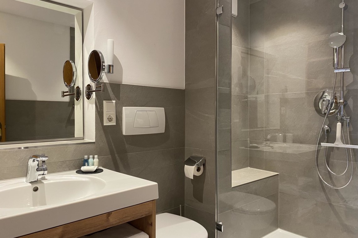 Modernes Bad in Bad Wiesseer Ferienwohnung mit Dusche und stilvollem Interieur. Ideal für entspannten Urlaub. #BadWiessee #Ferienunterkunft
