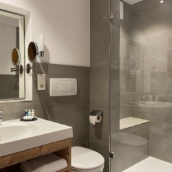 Moderne Ferienwohnung-Bad in Bad Wiessee am Tegernsee mit Glasdusche und stilvollem Interieur. Ideal für Ihren Erholungsurlaub!