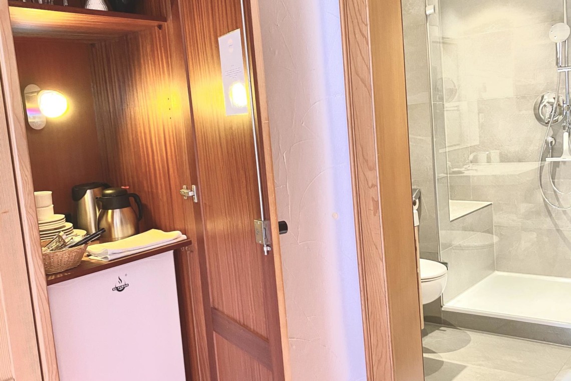 Gemütliche Ferienwohnung Bad Wiessee mit stilvollem Badezimmer und modernen Details. Ideal für Erholung & Entspannung. #BadWiessee #Urlaub