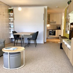 Helles Studio in Schliersee mit moderner Küche, gemütlicher Sitzecke und Essplatz. Ideal für Urlaub.