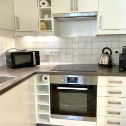 Moderne Küche in Studio-Ferienwohnung, Schliersee – ideal für Selbstversorger.