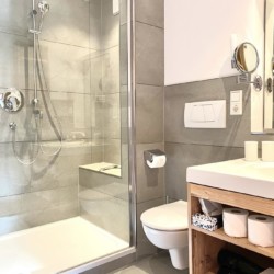 Modernes Badezimmer in Ferienwohnung am Tegernsee - stilvoll & komfortabel für Ihren Urlaub in Bad Wiessee.