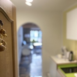 Gemütliche Suite in Bad Wiessee mit stilvollem Interieur und moderner Küche – perfekt für Ihren Urlaub. Buchen Sie jetzt auf stayfritz.com!