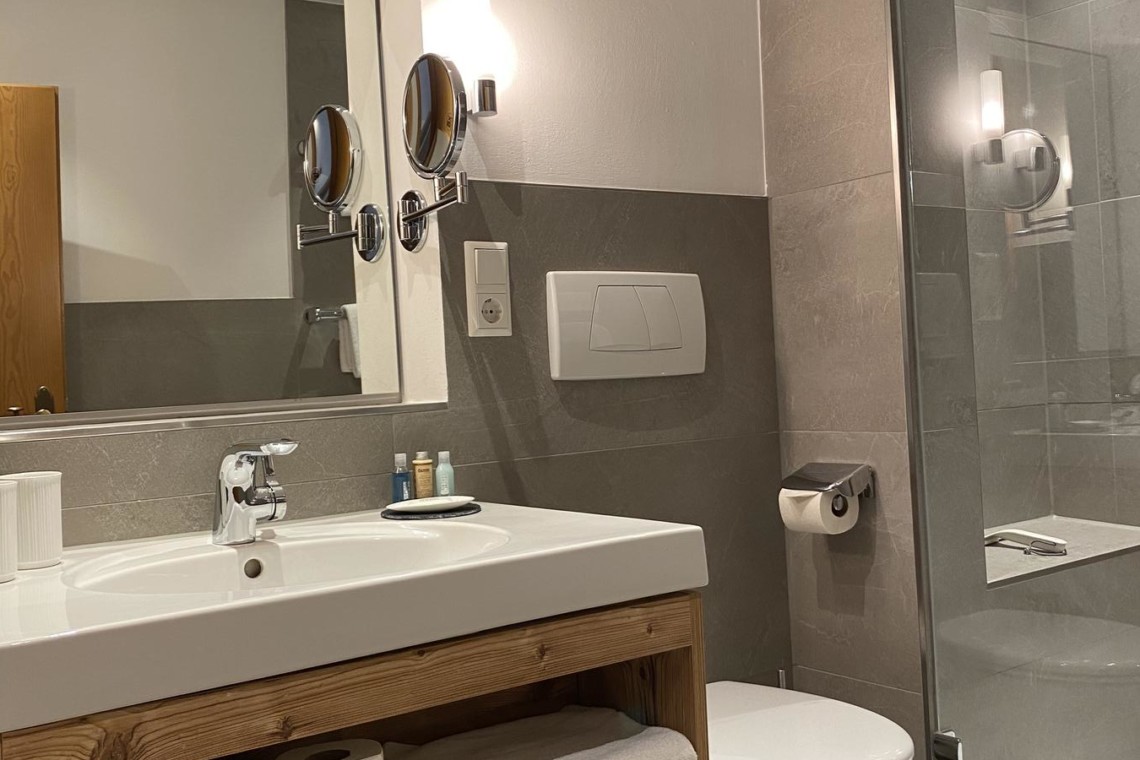 Moderne Suite in Bad Wiessee: stilvolles Badezimmer mit Dusche. Ideal für entspannenden Urlaub. Buchen Sie jetzt auf stayfritz.com!