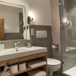 Moderne Suite in Bad Wiessee: stilvolles Badezimmer mit Dusche. Ideal für entspannenden Urlaub. Buchen Sie jetzt auf stayfritz.com!