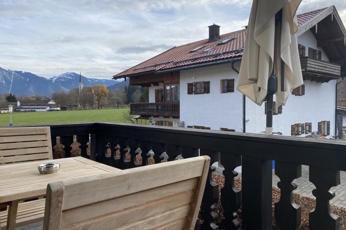 Gemütliche Terrasse in Bad Wiessee mit Bergblick, ideal für erholsame Urlaubstage in der Superior Alpine Suite.