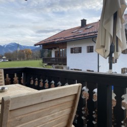 Gemütliche Terrasse in Bad Wiessee mit Bergblick, ideal für erholsame Urlaubstage in der Superior Alpine Suite.