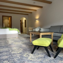 Gemütliche Superior Alpine Suite in Bad Wiessee mit modernen Möbeln und einladendem Ambiente für einen entspannten Urlaub.