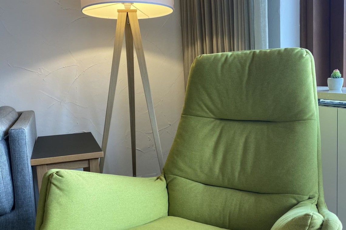 Gemütlicher Sessel in einer stilvollen Superior Alpine Suite in Bad Wiessee, ideal für Entspannung.