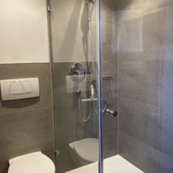 Modernes Badezimmer in "Zeit zu Zweit" Ferienwohnung, Bad Wiessee - ideal für eine Auszeit.
