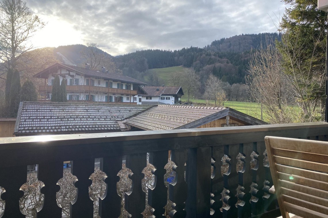 Gemütlicher Balkonblick in Bad Wiessee: Berge & Naturidylle, perfekt für Urlaub.