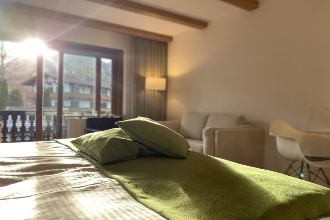 Sonnendurchflutete Ferienwohnung in Bad Wiessee mit gemütlichem Bett und Seeblick. Ideal für eine idyllische Auszeit.