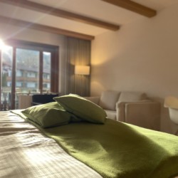 Sonnendurchflutete Ferienwohnung in Bad Wiessee mit gemütlichem Bett und Seeblick. Ideal für eine idyllische Auszeit.