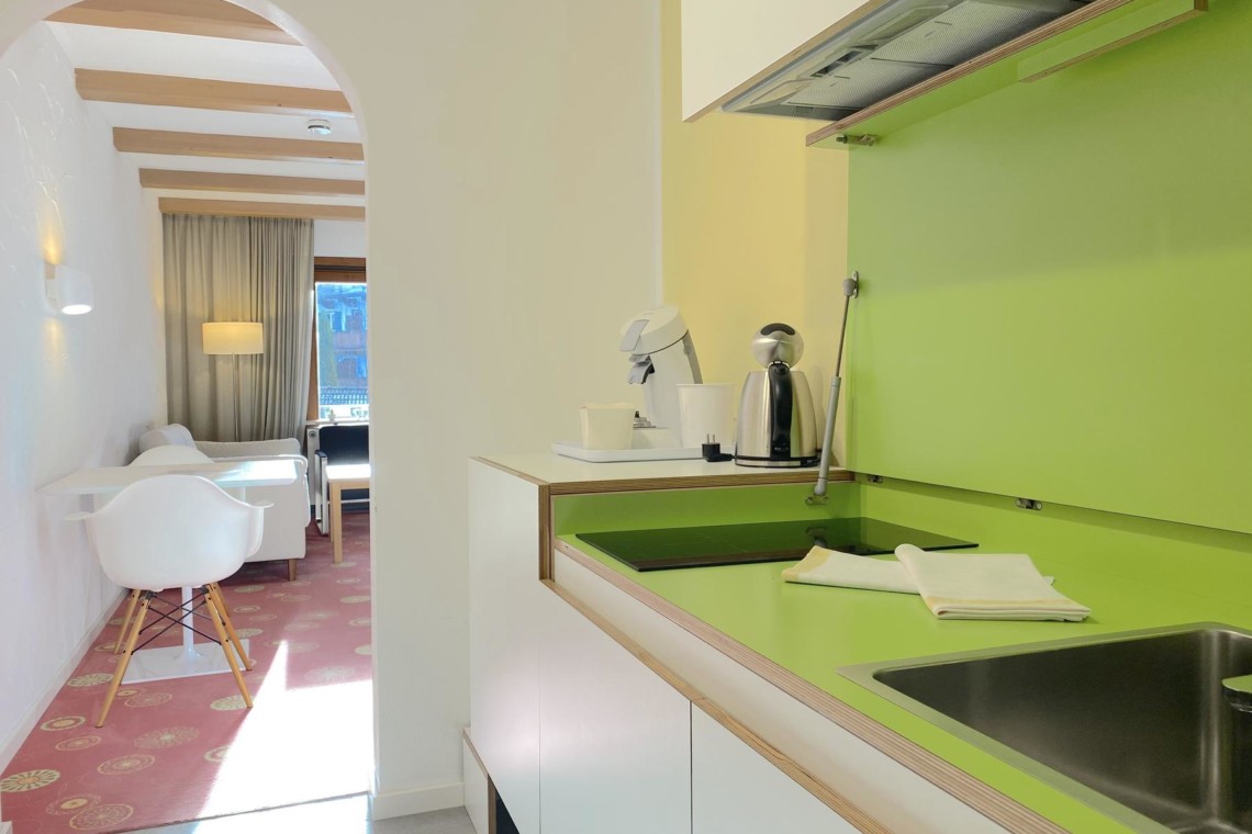 Moderne Ferienwohnung in Bad Wiessee mit hellem Design, Küchenzeile & gemütlichem Sitzbereich. Ideal für den Urlaub.