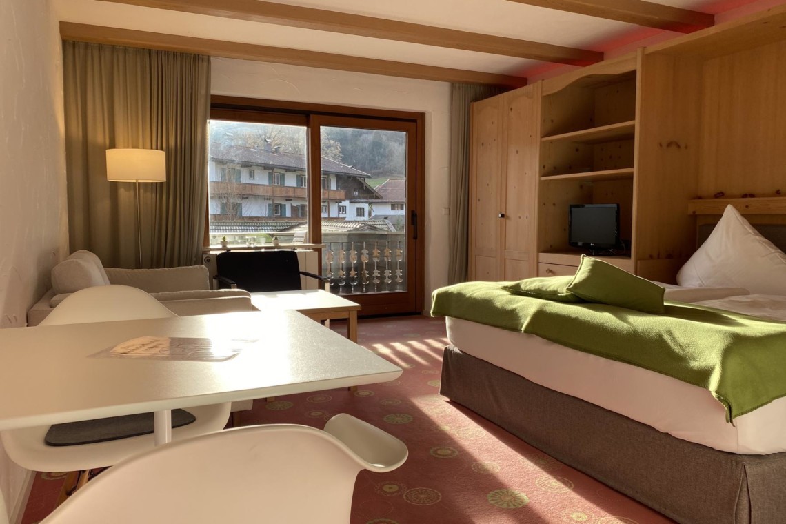 Helles, gemütliches Zimmer in Bad Wiesseer Ferienwohnung mit Balkonblick auf Berge. #Urlaub #BadWiessee #Ferienwohnung