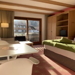 Helles, gemütliches Zimmer in Bad Wiesseer Ferienwohnung mit Balkonblick auf Berge. #Urlaub #BadWiessee #Ferienwohnung