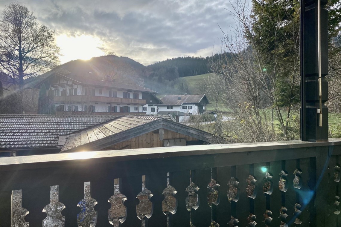 Idyllischer Ausblick in Bad Wiessee: Gemütliche Ferienwohnung-Balkon mit Bergsicht, ideal für Entspannung & Erholung. #Urlaub #BadWiessee