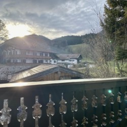 Idyllischer Ausblick in Bad Wiessee: Gemütliche Ferienwohnung-Balkon mit Bergsicht, ideal für Entspannung & Erholung. #Urlaub #BadWiessee