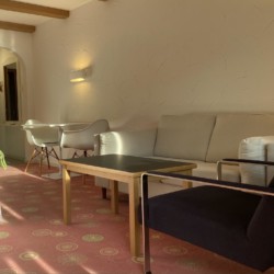 Gemütliches Wohnzimmer in Bad Wiesseer Ferienwohnung mit Sofa und stilvollem Interieur. Ideal für entspannten Urlaub.