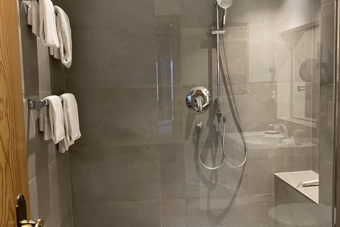 Einladendes Bad in Bad Wiessee Ferienwohnung mit Dusche und modernem Design - ideal für Ihren Erholungsurlaub!