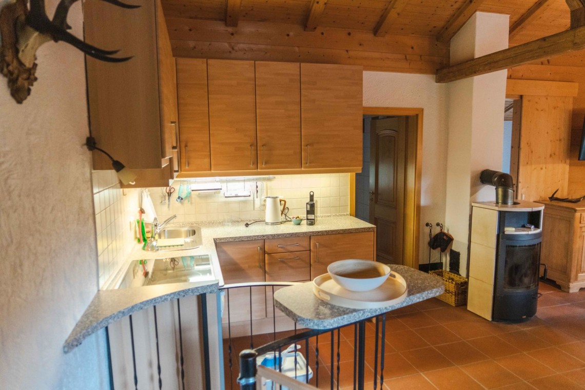 Gemütliches Chalet Bergidylle in Geitau: stilvolle Küche im alpinen Stil, ideal für entspannte Ferien. #Ferienwohnung #Geitau #Urlaub