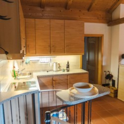 Gemütliches Chalet Bergidylle in Geitau: stilvolle Küche im alpinen Stil, ideal für entspannte Ferien. #Ferienwohnung #Geitau #Urlaub
