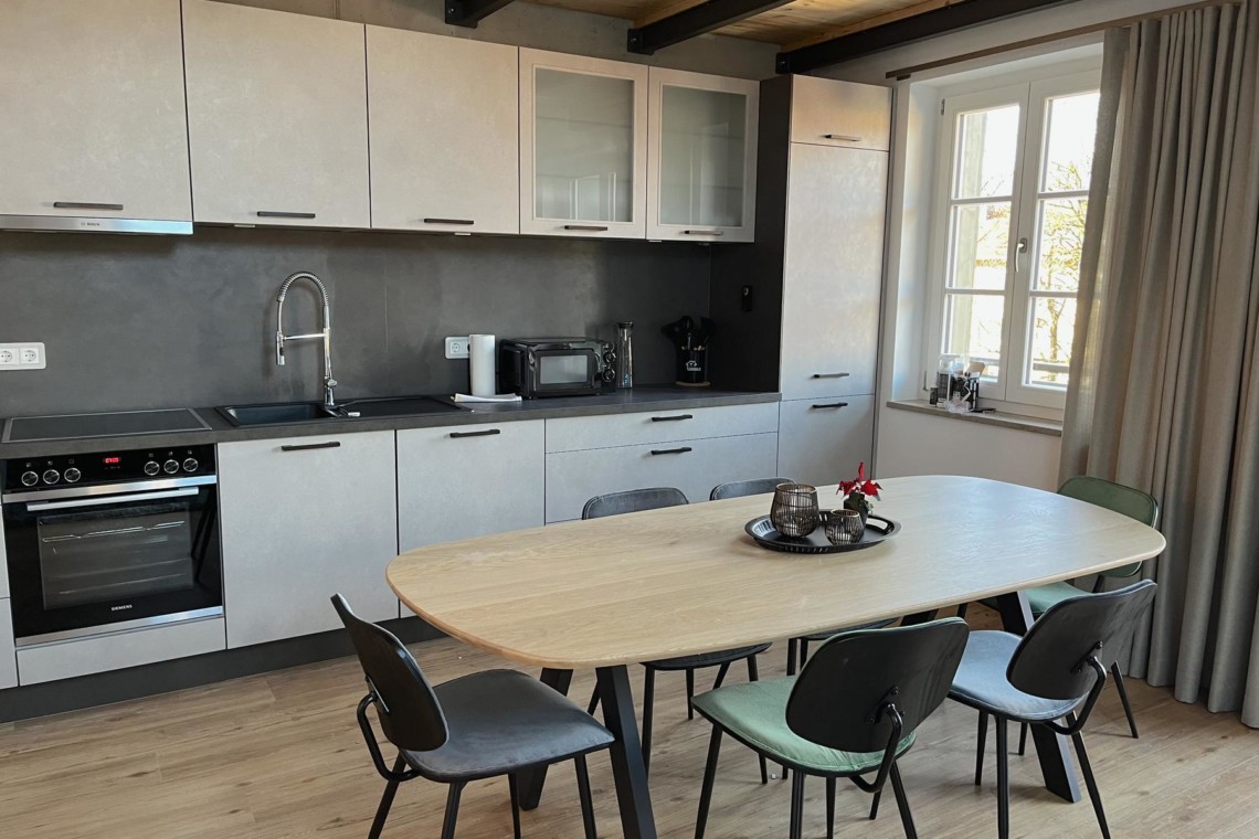 Moderne Ferienwohnung Küche in Gmund, Tegernsee. Stilvoll eingerichtet, hell & gemütlich für den perfekten Urlaub. #FerienUnterkunftGmund