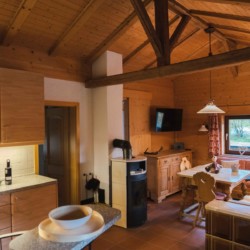 Gemütliche Chalet-Wohnung in Geitau mit Holzinterieur, voll ausgestatteter Küche und heimeligem Ambiente. Ideal für einen Bergurlaub.