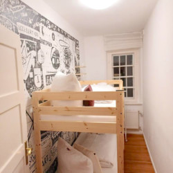 Gemütliches Zimmer in Geitau mit Etagenbett & einzigartigem Wanddesign. Ideal für Urlaub in Geitau. Buchen Sie jetzt bei stayFritz!