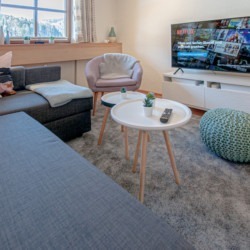 Gemütliche Alpine Suite in Bad Wiessee mit modernem Interieur, komfortablem Wohnbereich und TV. Ideal für den Urlaub!