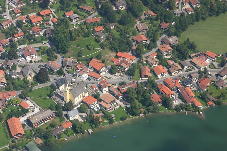 Luftbild von Schliersee-Neuhaus nahe Ferienwohnung, ideal für Urlaub in Bayern.