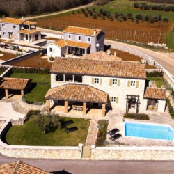 Luxuriöse Villa Avalon in Muntrij mit Pool, umgeben von Natur, ideal für Erholung und Urlaub. Buchen Sie jetzt auf stayfritz.com!