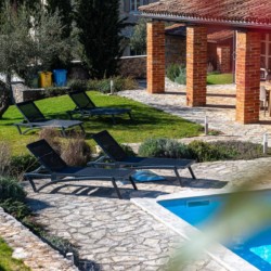 Idyllische Villa Avalon in Muntrij mit Pool & Garten – ideal für den Urlaub. Buchen Sie jetzt auf stayfritz.com!
