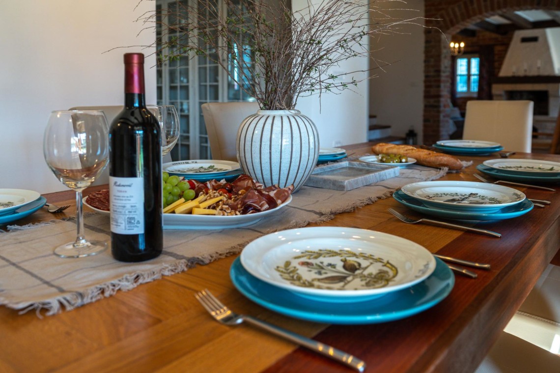 Gemütliche Ferienwohnung in Muntrij mit einladend gedecktem Tisch, Wein und stilvollem Interieur. Ideal für Urlaubserlebnis. #VillaAvalon #Ferienunterkunft