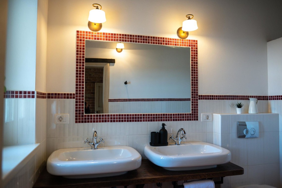 Gemütliches Badezimmer mit Doppelwaschtisch in der Villa Avalon, ideal für Ihren Urlaub in Muntrij. Buchen Sie jetzt bei stayFritz!