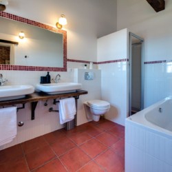 Gemütliches Badezimmer in Villa Avalon, Muntrij – ideal für entspannende Ferien. Buchen Sie jetzt auf stayfritz.com.