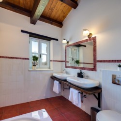 Gemütliches Badezimmer in Villa Avalon, ideal für den Urlaub in Muntrij. Buchung via stayFritz!