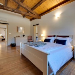 Gemütliches Schlafzimmer in Villa Avalon Muntrij – ideal für entspannten Urlaub. Buchbar über stayFritz.